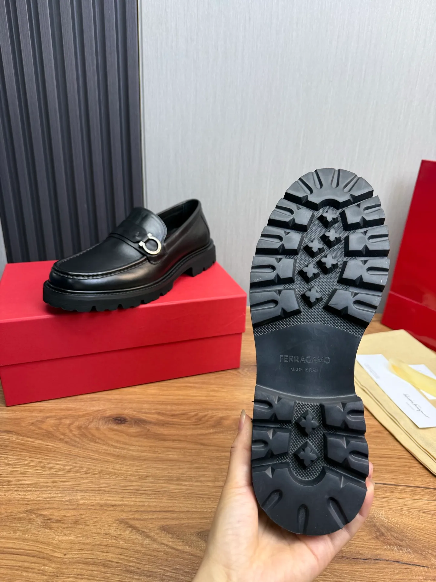 Men's shoes 💰880💰 Ferragamo. [Ferragamo] Men's Loaf leather shoes, the latest hot style, 1:1 original purchase quality, top quality, imported open-edge beaded cowhide leather on the upper, hand-made three-dimensional stitching highlights the round toe design, the inner feet are made of imported cowhide, with original wear-resistant rubber outsole, matching code 39-44, (38, 45 custom-made, non-refundable)